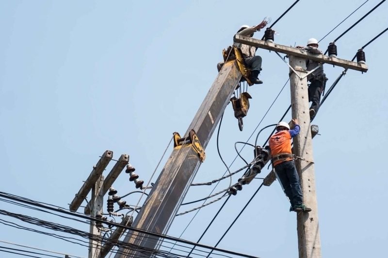 selective-focus-electricians-are-fixing-power-transmission-line-electricity-pole-1-scaled.jpg